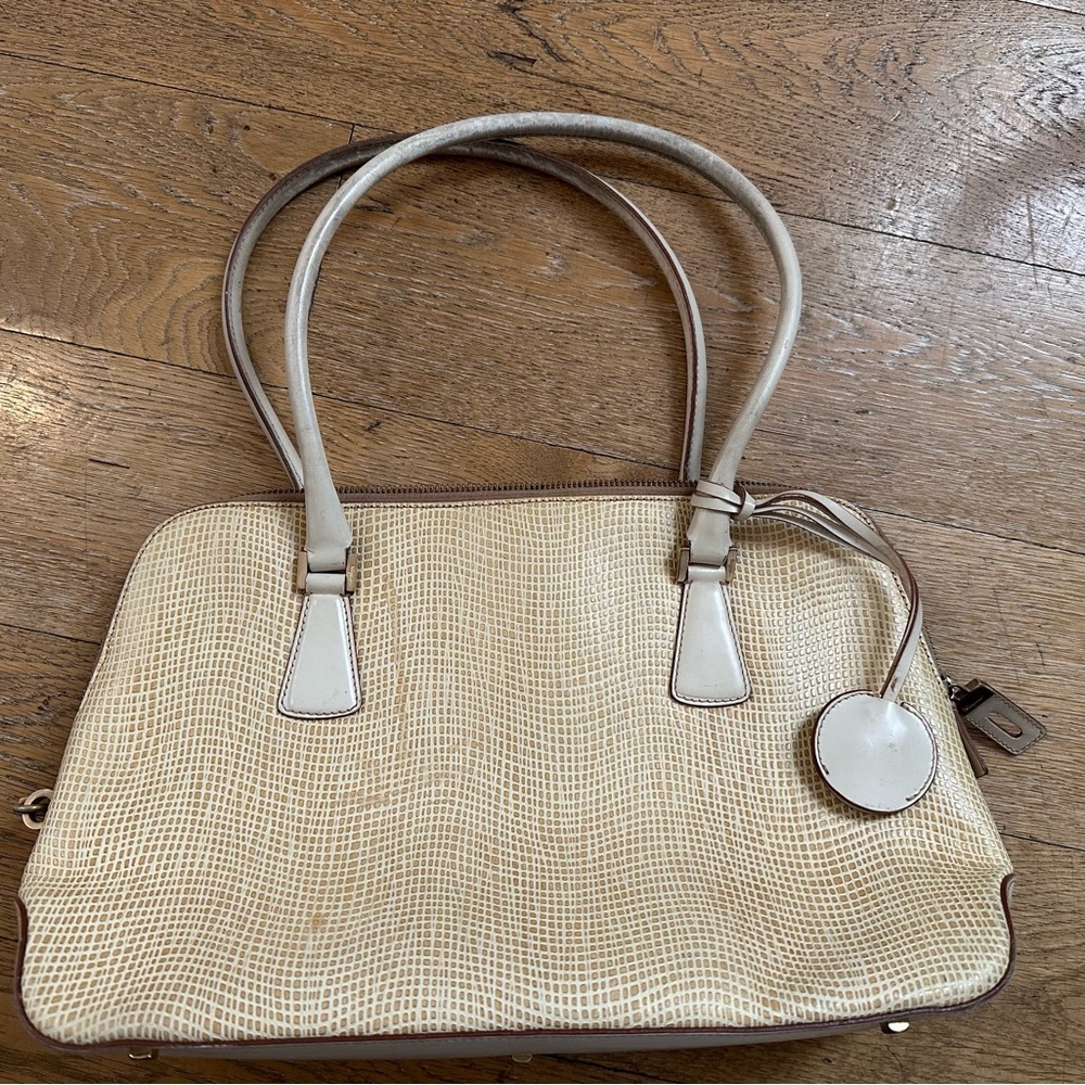 Salvatore Ferragamo Gancio
Cream Shoulder Bag